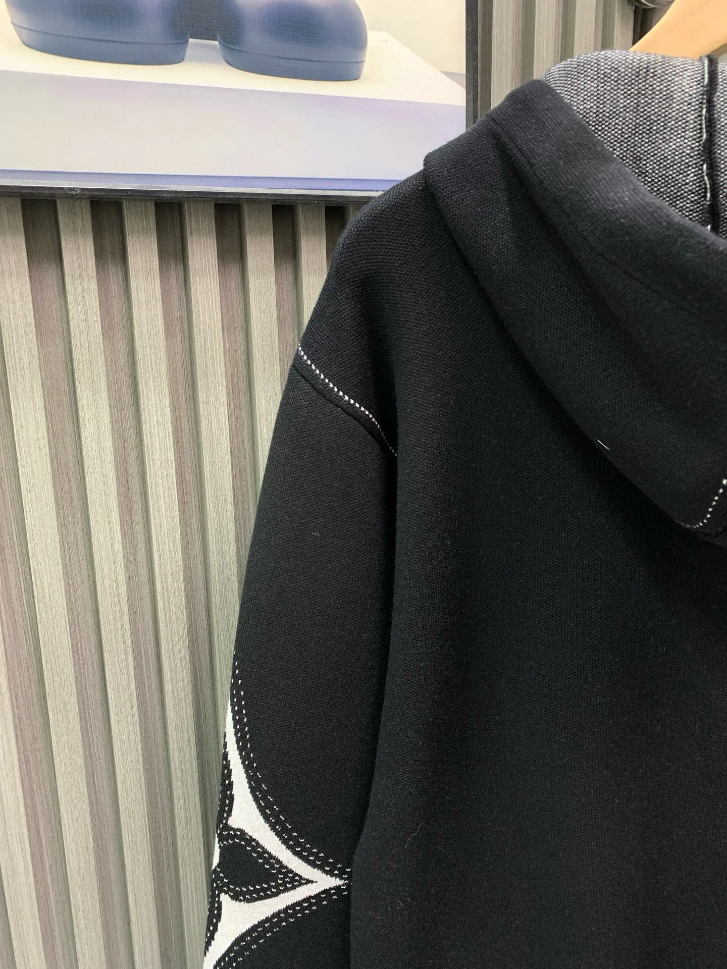 🅿️560 🀄️ Louis Vuitton Louis Vuitton lv intarsia pattern knitted zipper hoodie jacket. It is fashionable and practical and enhances the identity. The trend of low-key luxury, regardless of the occasion and age. Casual fashionable age-reducing artifact, fully showing the charm of fashion and luxury. Fiber cotton yarn texture, made of Stoll CNC fine knitting. It is delicate and soft and has good warmth. It is not tight at all when worn next to the body. Suitable to be worn alone or as an inner layer. The monogram intarsia flower pattern with needlework stitches exudes charming fashion charm. The black and white color matching reflects the perfect contrasting design. It is avant-garde and full of trendy beauty. The overall beauty is unquestionable. The inscribed zipper placket and dotted line design create an open-line look. The edges of the ribbed cuffs and hem are neat and detailed. Many details of the design will be visible at a glance. Can be worn with couples in the same style for both men and women.